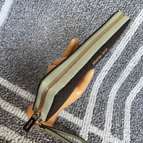 Michael Kors Jet Set Travel Large Travel CONTINENTAL 
Light Sage - Picture 15 of 16